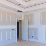 Laid plastering gypsum on the walls and ceiling of a newly built house