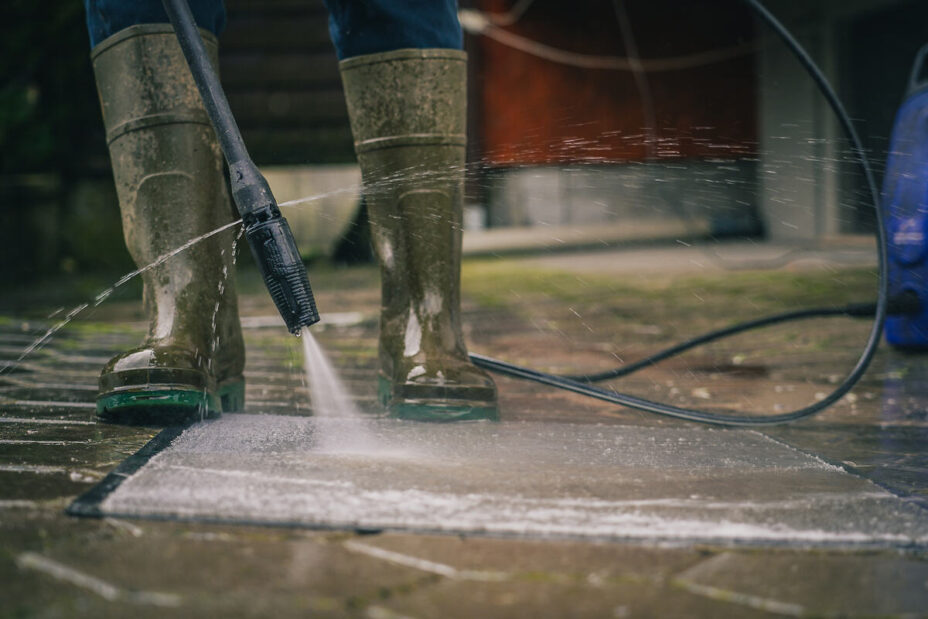 How to operate a pressure washer